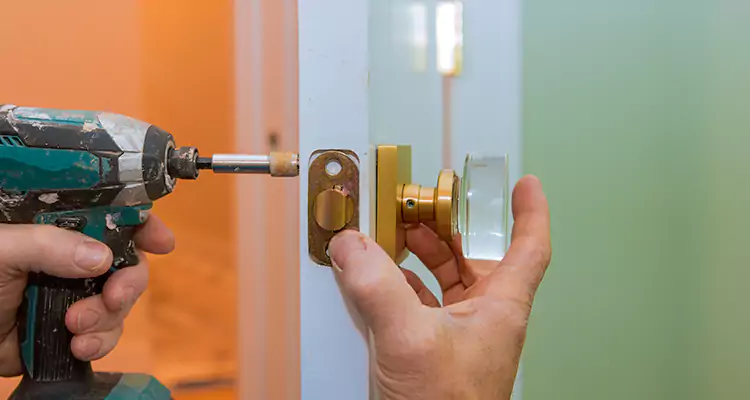 Broken Door Knob Fix in St. Petersburg, FL